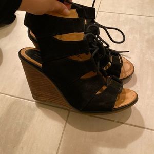 Black wedges